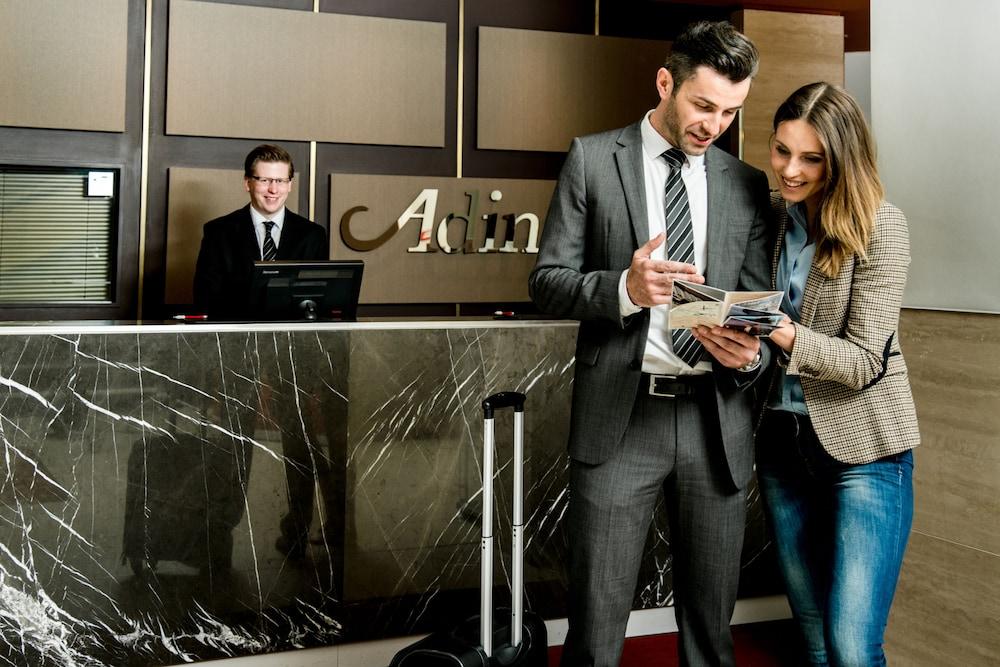 Adina Apartment Hotel Berlin Checkpoint Charlie Berlim Exterior foto